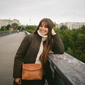 Gedeckte Farben und Rollkragenpullis – der Herbst ist da und wir feiern ihn mit unseren kuscheligsten Looks ????