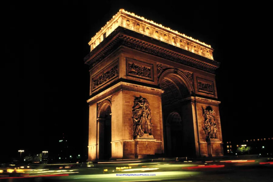 Arc de Triomphe at nite