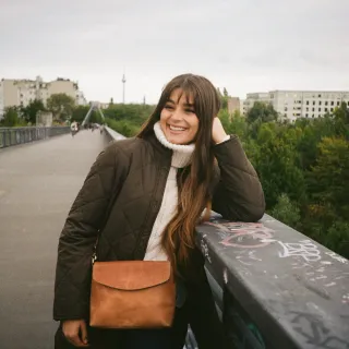 Gedeckte Farben und Rollkragenpullis – der Herbst ist da und wir feiern ihn mit unseren kuscheligsten Looks ????